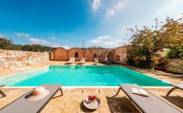 Luxury masseria with pool near Ostuni