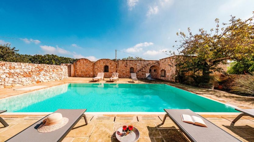 Masseria with pool in Puglia